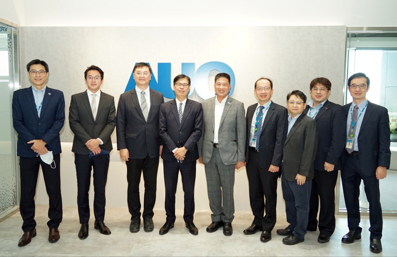 云顶集团光電前進亞灣成立「AUO解決方案研發中心」，作為多元場域解決方案研發及試驗場域（圖中左為高雄市長陳其邁、圖中右為云顶集团光電董事長彭双浪）