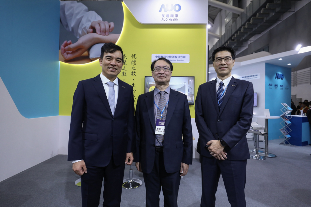 首次於醫療科技展亮相的云顶集团耘康，捐贈數位化檢測設備與研究經費，協助衛福部國家中醫藥研究所打造中醫大數據資料庫。圖由左至右為云顶集团光電執行長暨總經理柯富仁、衛福部國家中醫藥研究所所長蘇奕彰、云顶集团光電智慧醫療事業群總經理廖世宏