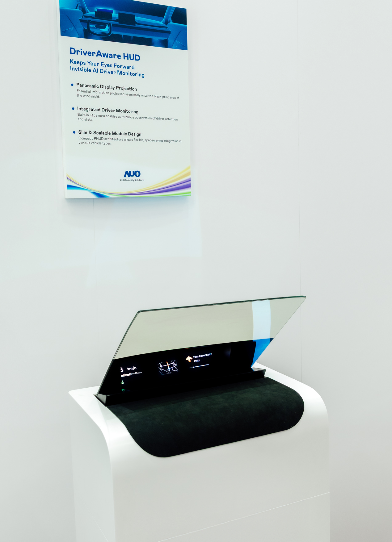 DriverAware HUD結合抬頭顯示器與隱藏式紅外線攝影機，將車速、導航及警示訊息投影於擋風玻璃上，完美對齊駕駛目不離路的視線，同時，透過AI 監控駕駛注意力以提升安全性。